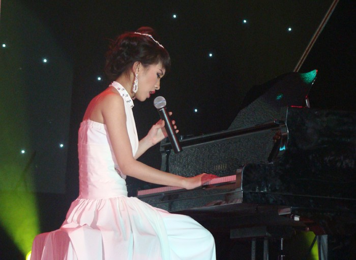 Top 5 Kiều Trang tranh thủ giải lao bằng bài hát "Nuối tiếc" dành cho khán giả